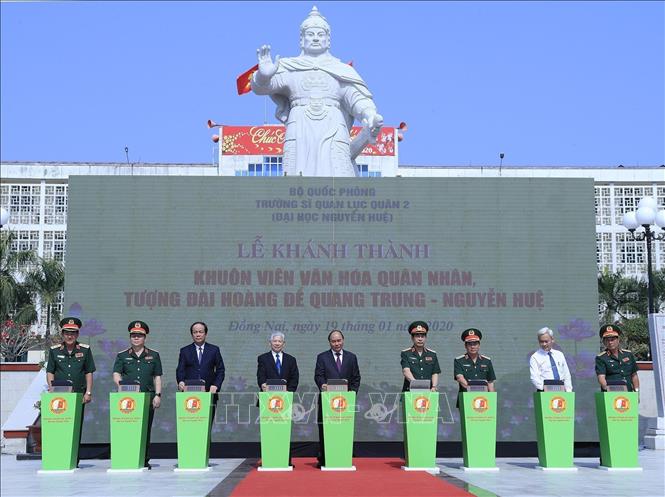 Photo: Prime Minister Nguyen Xuan Phuc inaugurates the statue of Emperor Quang Trung – Nguyen Hue at the university. VNA Photo: Thống Nhất
