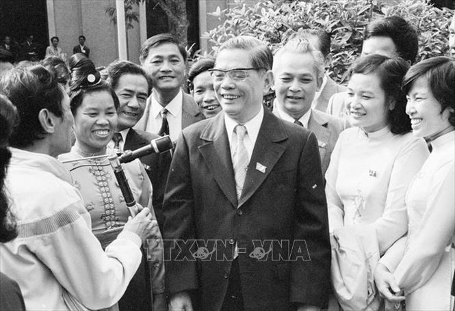 Trong ảnh: Tổng Bí thư Nguyễn Văn Linh với các đại biểu dự Đại hội Đảng VI - Đại hội 