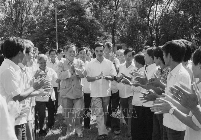 Trong ảnh: Cán bộ, công nhân nông trường Tam Đảo mừng đón Tổng Bí thư Nguyễn Văn Linh đến thăm nông trường, ngày 4/9/1987. Ảnh: Xuân Lâm - TTXVN