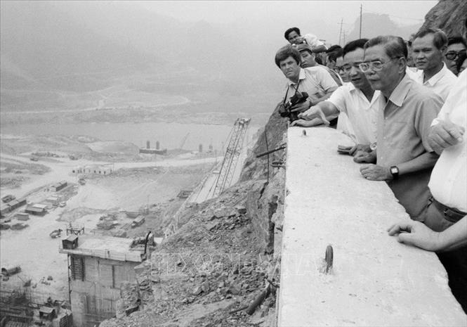 Trong ảnh: Tổng Bí thư Nguyễn Văn Linh thăm công trường thủy điện Hòa Bình trên Sông Đà tại cao trình 123 bên bờ phải (3/5/1987). Ảnh: Xuân Lâm - TTXVN