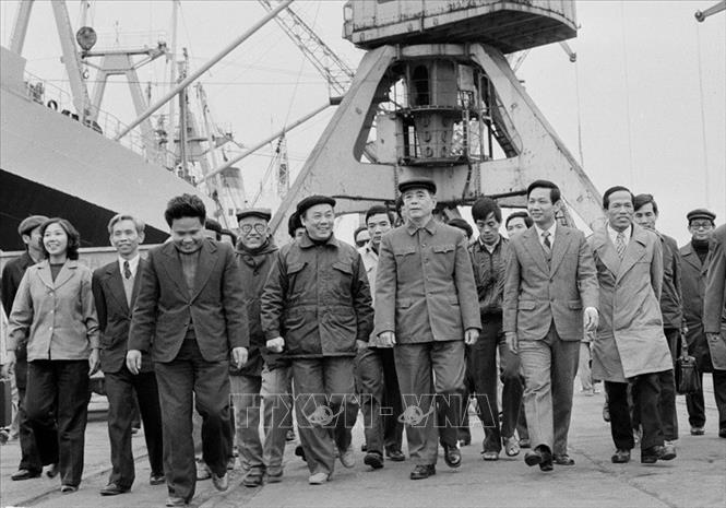 Trong ảnh: Tổng Bí thư Nguyễn Văn Linh thăm Cảng Hải Phòng nhân dịp Tết Đinh Mão (1987). Ảnh: Xuân Lâm - TTXVN