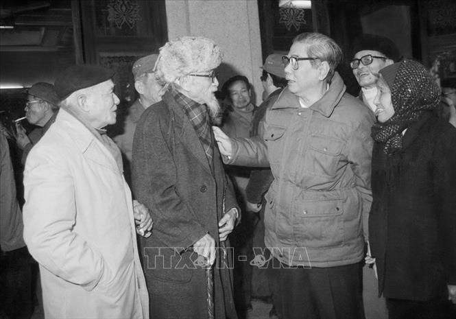 Trong ảnh: Ngày 4/2/1990, Tổng Bí thư Nguyễn Văn Linh đến thăm và nói chuyện thân mật với các cán bộ lão thành cách mạng, nhân kỷ niệm 60 năm Ngày thành lập Đảng Cộng sản Việt Nam. Ảnh: Xuân Lâm - TTXVN