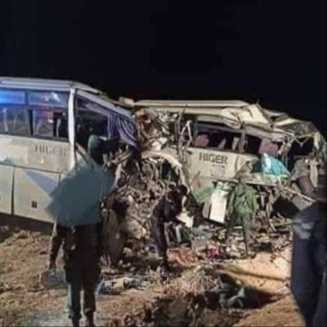 Trong ảnh: Hiện trường vụ tai nạn xe buýt ở tỉnh Biskra, Algeria sáng 19/1/2020. Ảnh: Twitter/TTXVN
