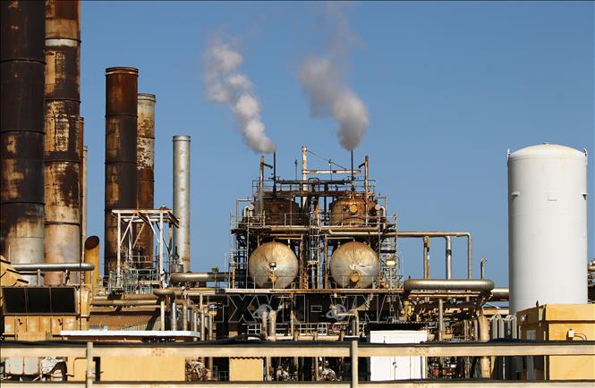 Trong ảnh (tư liệu): Một cơ sở khai thác dầu tại thị trấn al-Buraqah, Libya. Ảnh: AFP/ TTXVN
