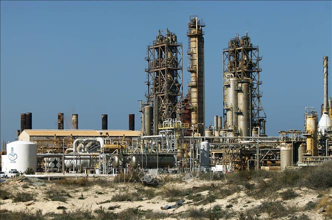 Trong ảnh (tư liệu): Một cơ sở khai thác dầu tại thị trấn al-Buraqah, Libya. Ảnh: AFP/ TTXVN
