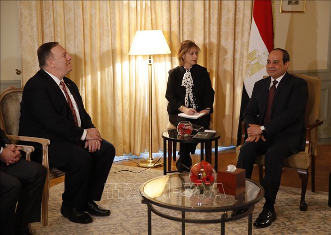 Trong ảnh: Ngoại trưởng Mỹ Mike Pompeo (trái) và Tổng thống Ai Cập Abdel-Fattah El-Sisi (phải) tại cuộc gặp ở Berlin, Đức ngày 19/1/2020. Ảnh: AFP/TTXVN