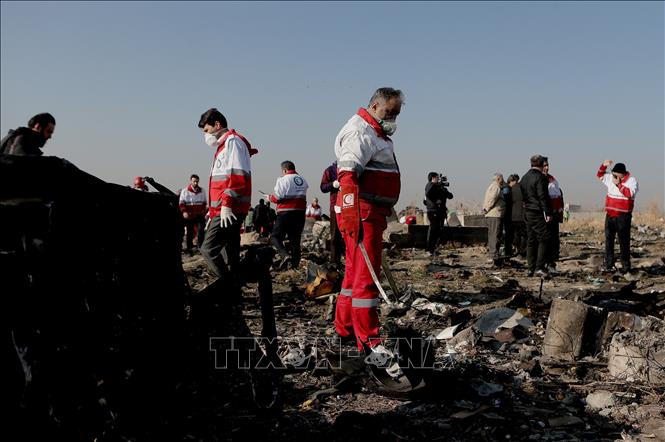 Trong ảnh: Lực lượng cứu hộ làm nhiệm vụ tại hiện trường vụ rơi máy bay của hãng hàng không quốc tế Ukraine ở Tehran, Iran, ngày 8/1/2020. Ảnh: THX/ TTXVN