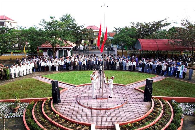Trong ảnh: Từ ngày 4/5/2009, tỉnh Phú Yên thực hiện chào cờ đầu tuần trong tất cả các cơ quan, đơn vị, địa phương trên địa bàn tỉnh - một sinh hoạt chính trị quan trọng gắn với nội dung cuộc vận động 