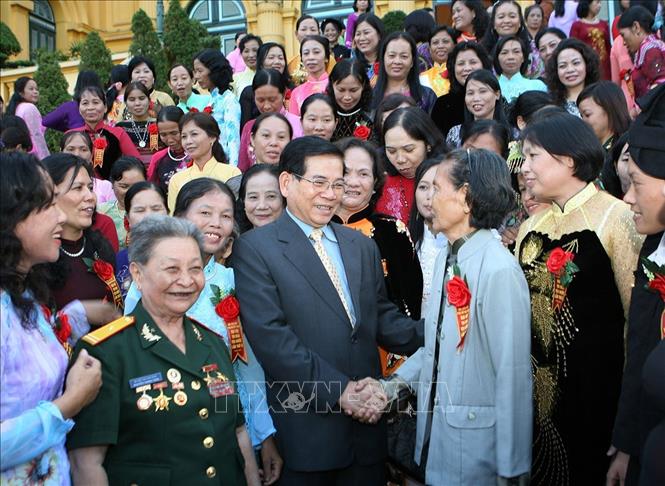 Trong ảnh: Chủ tịch nước Nguyễn Minh Triết tiếp các nữ điển hình tiêu biểu dự Đại hội thi đua yêu nước của Hội Liên hiệp Phụ nữ lần thứ II và sơ kết 3 năm thực hiện cuộc vận động 