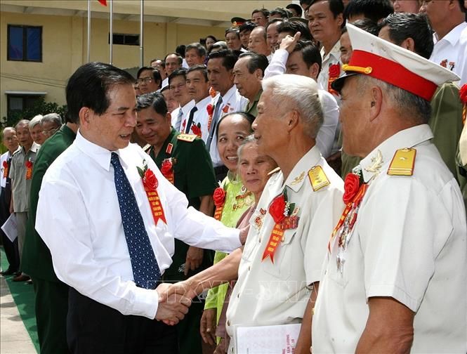 Trong ảnh: Chủ tịch nước Nguyễn Minh Triết với đại biểu dự Hội nghị biểu dương người có công tiêu biểu toàn quốc 