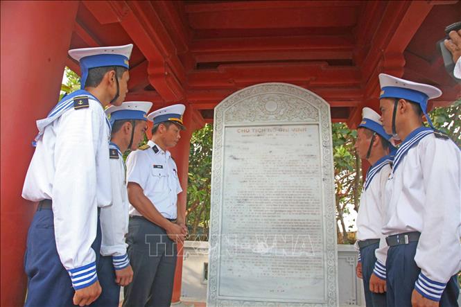 Trong ảnh: Cán bộ chiến sỹ đảo Trường Sa tham quan, học tập tại nhà tưởng niệm Chủ tịch Hồ Chí Minh trên đảo. Ảnh: Hoàng Hải-TTXVN