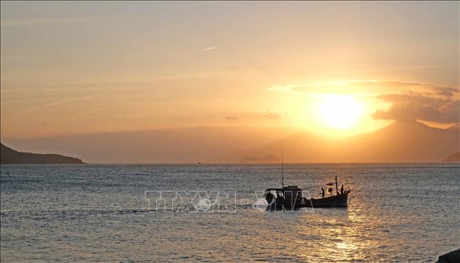 Trong ảnh: Thuyền chài trở về đảo Bích Đầm sau một ngày đánh bắt trên biển. Ảnh: Nguyễn Dũng - TTXVN