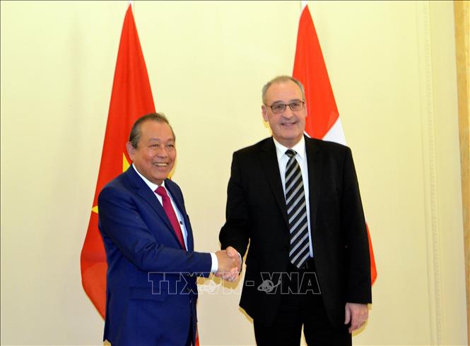 Photo: Deputy Prime Minister Truong Hoa Binh and Vice President and head of the Department of Economic Affairs, Education and Research of Switzerland Guy Parmelin. VNA Photo