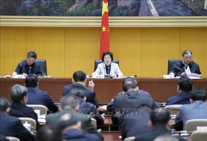 Trong ảnh: Phó Thủ tướng Trung Quốc Tôn Xuân Lan (giữa) chủ trì cuộc họp thảo luận giải pháp ngăn ngừa và kiểm soát virus corona gây bệnh viêm phổi lạ tại Bắc Kinh ngày 20/1/2020. Ảnh: THX/TTXVN