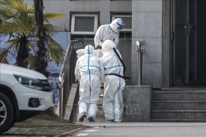 Trong ảnh: Chuyển bệnh nhân nghi nhiễm virus giống SARS (gây bệnh đường hô hấp cấp) tại bệnh viện Jinyintan ở thành phố Vũ Hán, Trung Quốc ngày 18/1/2020. Ảnh: AFP/TTXVN