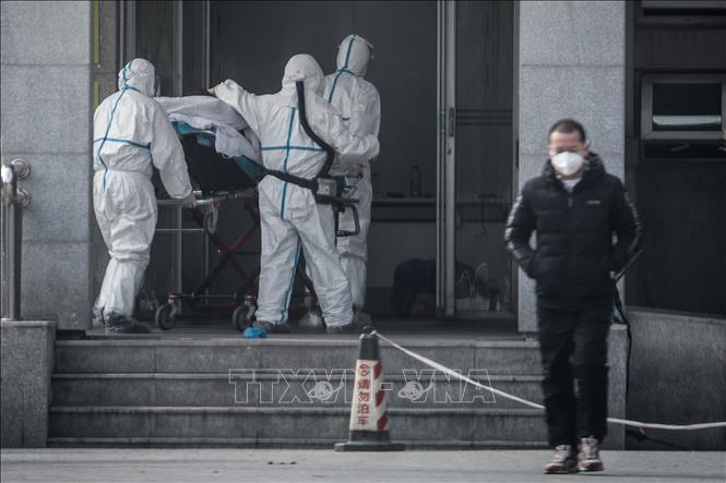 Trong ảnh: Chuyển bệnh nhân nghi nhiễm virus giống SARS (gây bệnh viêm đường hô hấp cấp) tại bệnh viện Jinyintan ở thành phố Vũ Hán, Trung Quốc ngày 18/1/2020. Ảnh: AFP/TTXVN