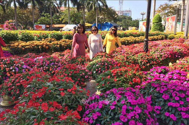 Trong ảnh: Chợ hoa tết tại Nhà văn hóa trung tâm thành phố Huế. Ảnh: Hồ Cầu-TTXVN