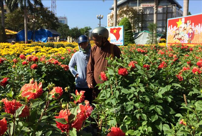 Trong ảnh: Chợ hoa tết tại Nhà văn hóa trung tâm thành phố Huế. Ảnh: Hồ Cầu-TTXVN