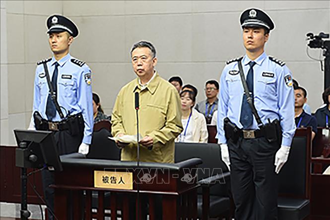Trong ảnh (tư liệu): Cựu Chủ tịch Tổ chức Cảnh sát hình sự quốc tế (Interpol) Mạnh Hoành Vĩ (giữa) trong phiên xét xử tại tòa án ở Thiên Tân, Trung Quốc, ngày 20/6/2019. Ảnh: AFP/ TTXVN
