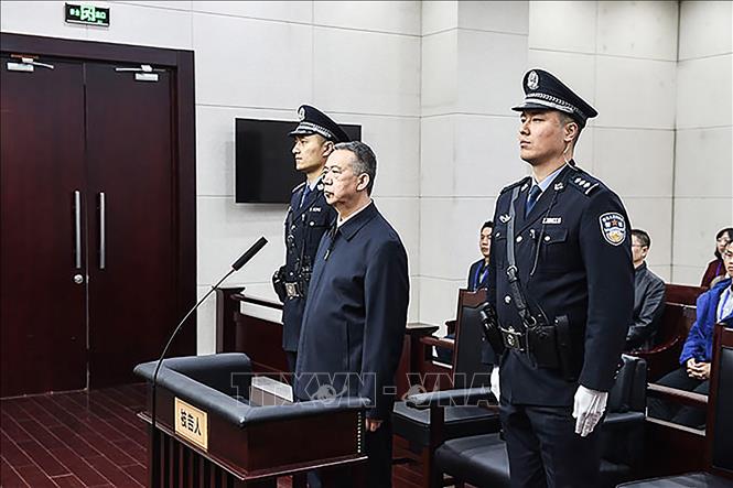 Trong ảnh: Cựu Chủ tịch Tổ chức Cảnh sát hình sự quốc tế (Interpol) Mạnh Hoành Vĩ (giữa) trong phiên xét xử tại tòa án ở Thiên Tân, Trung Quốc, ngày 21/1/2020. Ảnh: AFP/ TTXVN