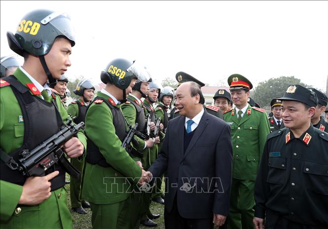 Photo: Prime Minister Nguyen Xuan Phuc with the mobile police force. VNA Photo: Thống Nhất