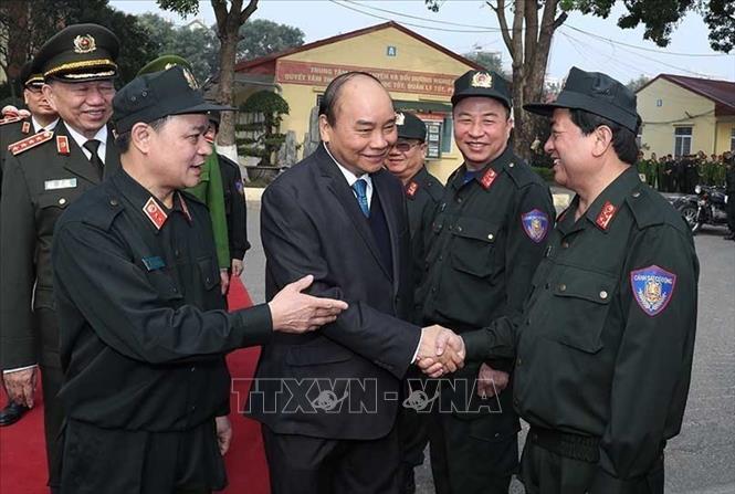 Photo: Prime Minister Nguyen Xuan Phuc with the mobile police force. VNA Photo: Thống Nhất