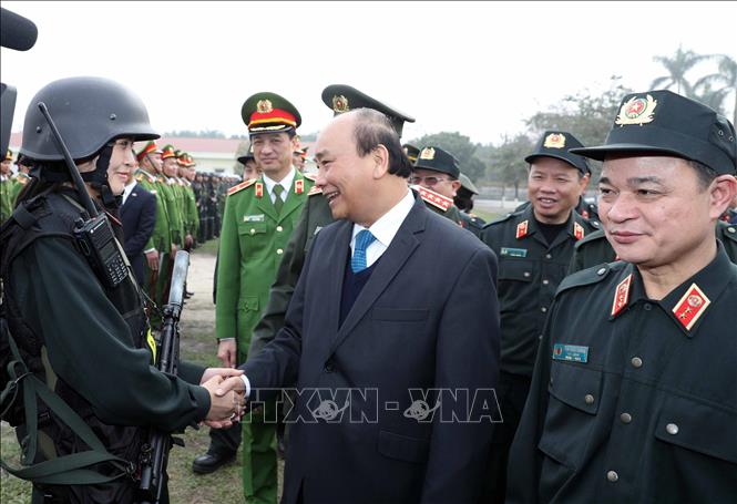 Photo: Prime Minister Nguyen Xuan Phuc with the mobile police force. VNA Photo: Thống Nhất