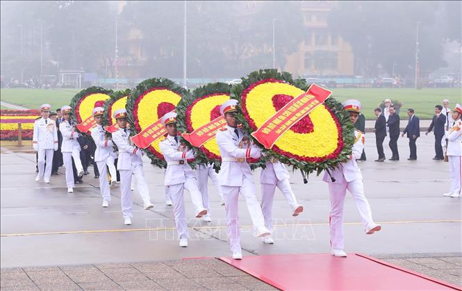 Trong ảnh: Các đồng chí lãnh đạo, nguyên lãnh đạo Đảng và Nhà nước đặt vòng hoa và vào Lăng viếng Chủ tịch Hồ Chí Minh. Ảnh: Lâm Khánh - TTXVN