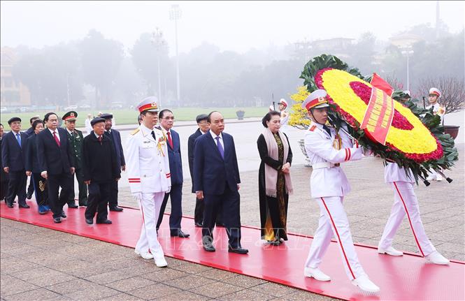 Trong ảnh: Các đồng chí lãnh đạo, nguyên lãnh đạo Đảng và Nhà nước đặt vòng hoa và vào Lăng viếng Chủ tịch Hồ Chí Minh. Ảnh: Lâm Khánh - TTXVN
