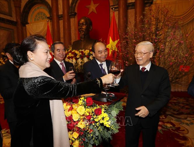 Trong ảnh: Tổng Bí thư, Chủ tịch nước Nguyễn Phú Trọng nâng cốc chúc Tết các đồng chí lãnh đạo, nguyên lãnh đạo Đảng và Nhà nước. Ảnh: Trí Dũng – TTXVN
