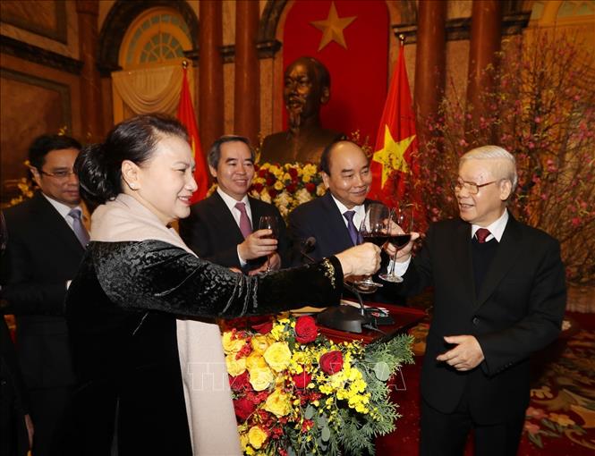 Trong ảnh: Tổng Bí thư, Chủ tịch nước Nguyễn Phú Trọng nâng cốc chúc Tết các đồng chí lãnh đạo và nguyên lãnh đạo Đảng, Nhà nước. Ảnh: Trí Dũng – TTXVN