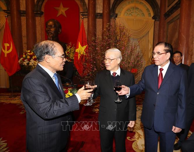 Trong ảnh: Tổng Bí thư, Chủ tịch nước Nguyễn Phú Trọng nâng cốc chúc Tết các đồng chí lãnh đạo và nguyên lãnh đạo Đảng, Nhà nước. Ảnh: Trí Dũng – TTXVN