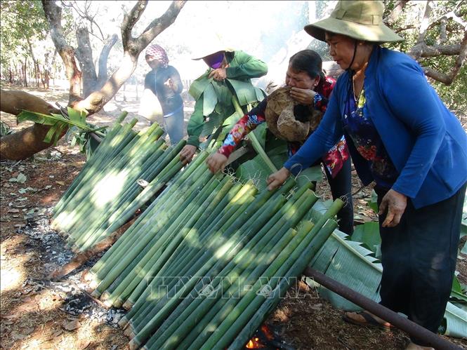 Trong ảnh: Người dân tộc S’tiêng huyên biên giới Bù Gia Mập nấu cơm lam. Ảnh: K GỬIH -TTXVN
