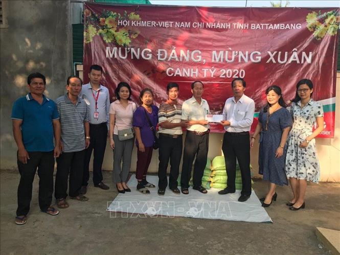 Trong ảnh: Tổng Lãnh sự Lê Tuấn Khanh trao quà cho bà con gốc Việt có hoàn cảnh khó khăn tại tỉnh Battambang (Campuchia). Ảnh: Nguyễn Vũ Hùng - PV TTXVN tại Campuchia