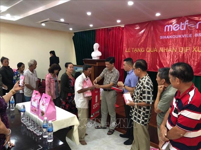 Trong ảnh: Tổng Lãnh sự Vũ Ngọc Lý trao quà cho bà con gốc Việt có hoàn cảnh khó khăn tại tỉnh Preah Sihanouk (Campuchia). Ảnh: Nguyễn Vũ Hùng - PV TTXVN tại Campuchia

