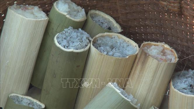 Trong ảnh: Cơm lam sau khi chín được gọt bỏ phần vỏ cháy đen để lại lớp vỏ trắng bao quanh giúp vừa sạch vừa dễ bóc khi ăn. Ảnh: K GỬIH -TTXVN
