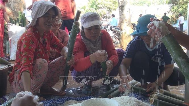 Trong ảnh: Người dân tộc S’tiêng huyên biên giới Bù Gia Mập nấu cơm lam. Ảnh: K GỬIH -TTXVN

