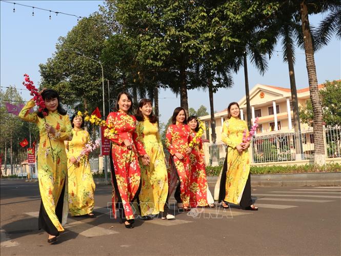 Trong ảnh: Người dân ghi lại những khoảnh khắc đẹp tại đường hoa “ Vui Xuân” trên đường Hùng Vương, thành phố Đồng Xoài, tỉnh Bình Phước.  Ảnh: Dương Chí Tưởng-TTXVN