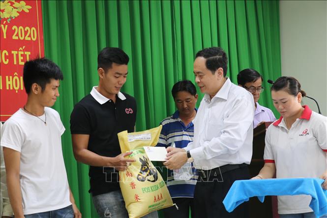 Trong ảnh: Chủ tịch Ủy ban Trung ương MTTQ Việt Nam Trần Thanh Mẫn tặng quà tết cho các hộ dân. Ảnh: Ngọc Thiện- TTXVN

