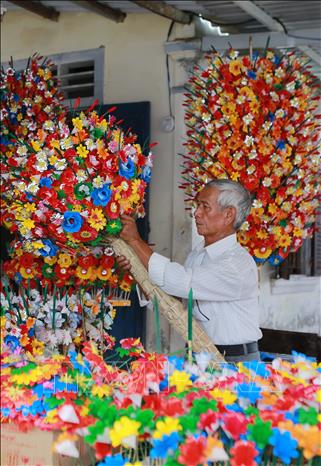 Trong ảnh: Hộ gia đình ông Nguyễn Hóa, một cơ sở sản xuất hoa giấy lớn nhất làng Thanh Tiên. Trước đây, mỗi vụ tết, gia đình ông thu về khoảng 10 triệu đồng, nay tăng lên trên 40 triệu đồng . Ảnh: Hồ Cầu-TTXVN