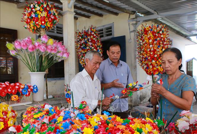 Trong ảnh: Hộ gia đình ông Nguyễn Hóa, một cơ sở sản xuất hoa giấy lớn nhất làng Thanh Tiên. Trước đây, mỗi vụ tết, gia đình ông thu về khoảng 10 triệu đồng, nay tăng lên trên 40 triệu đồng . Ảnh: Hồ Cầu-TTXVN