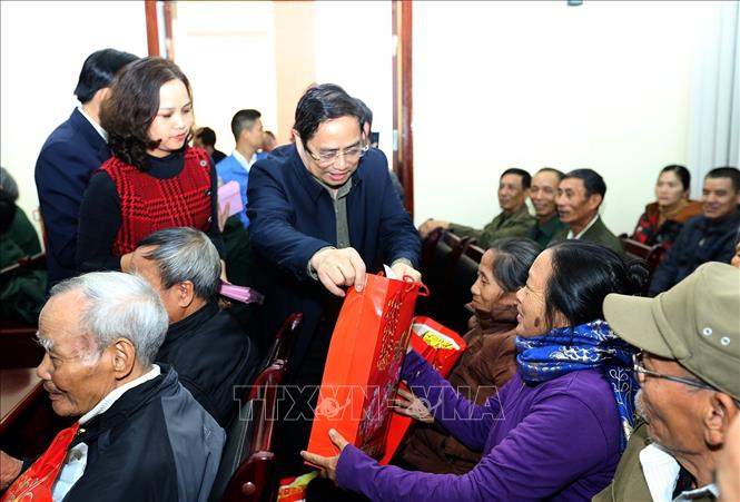 Trong ảnh: Trưởng ban Tổ chức Trung ương Phạm Minh Chính đến thăm và tặng quà các gia đình chính sách tại huyện Điện Biên. Ảnh: Phan Tuấn Anh - TTXVN