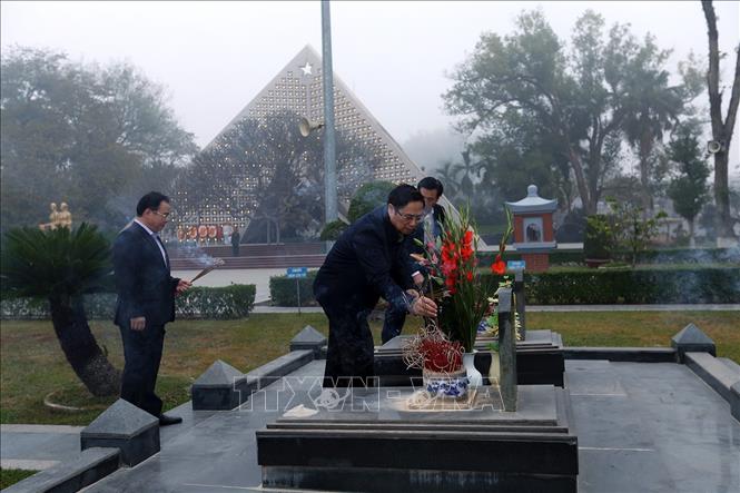 Trong ảnh: Trưởng ban Tổ chức Trung ương Phạm Minh Chính thắp hương tại Nghĩa trang A1. Ảnh: Phan Tuấn Anh - TTXVN