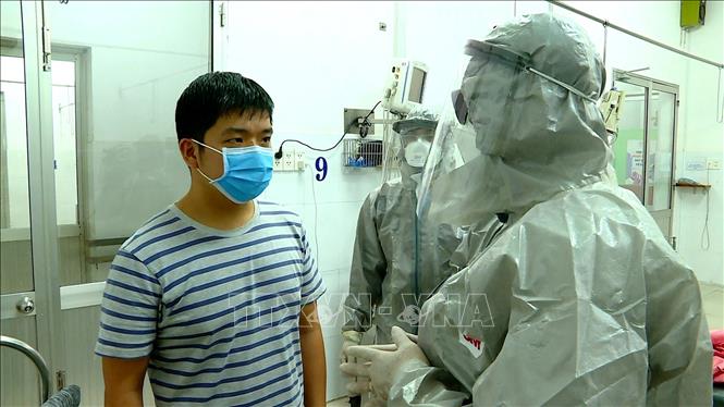 Trong ảnh: Đoàn công tác của Bộ Y tế thực hiện các biện pháp nghiệp vụ với bệnh nhân dương tính với virus nCoV.
Ảnh: Thành Chung - TTXVN