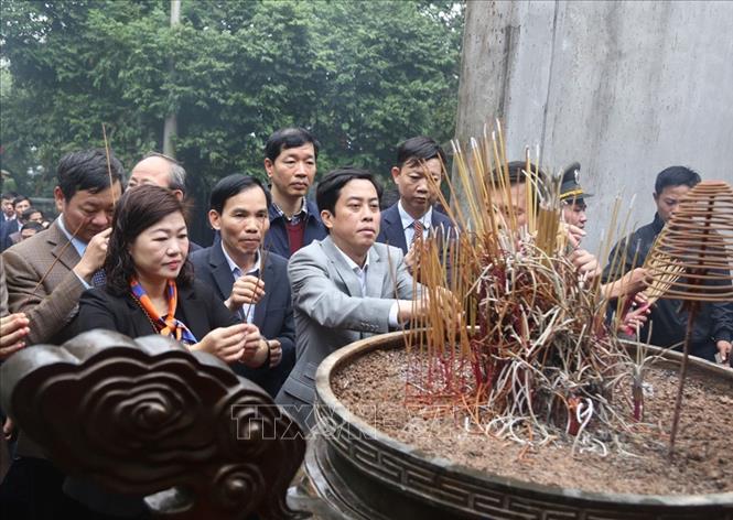 Trong ảnh:Các đại biểu tỉnh Phú Thọ dâng hương tưởng niệm, tri ân công đức các Vua Hùng. Ảnh: Trung Kiên -TTXVN