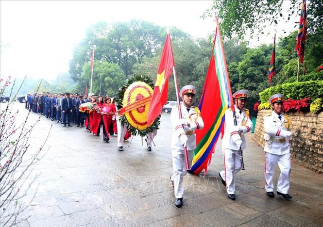 Trong ảnh:Đoàn các đại biểu tỉnh Phú Thọ dâng hương tưởng niệm, tri ân công đức các Vua Hùng. Ảnh: Trung Kiên -TTXVN