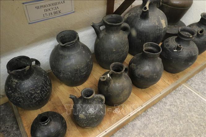 Trong ảnh: Những bình cổ có từ thế kỷ XVII-XVIII được tìm thấy ở Myshkin và đang được lưu giữ trong bảo tàng của thành phố. Ảnh: Trần Hiếu - Pv TTXVN tại LB Nga.