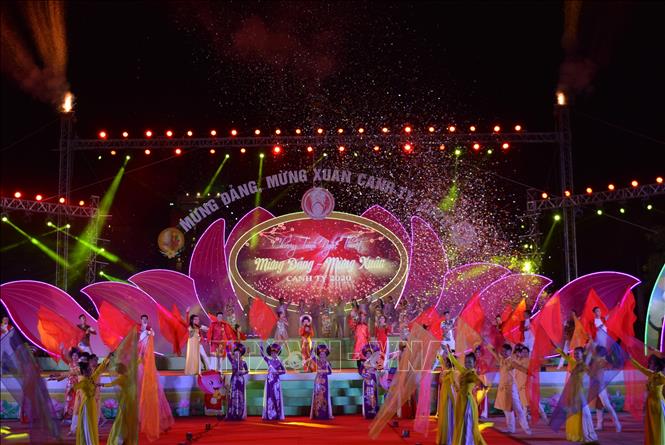 Trong ảnh:Chương trình nghệ thuật Mừng Đảng, mừng xuân 2020 tại thành phố Cao Lãnh trong đêm giao thừa. Ảnh: Chương Đài - TTXVN