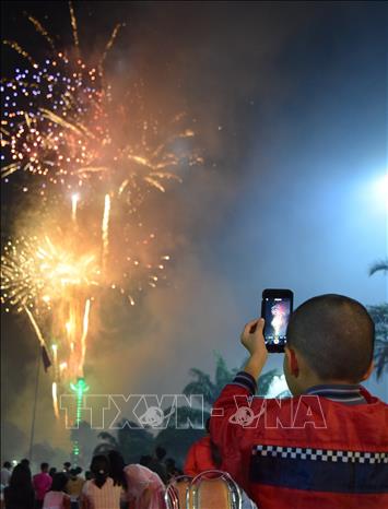 Trong ảnh: Băn pháo hoa tại thành phố Cao Lãnh trong đêm giao thừa. Ảnh: Chương Đài - TTXVN
