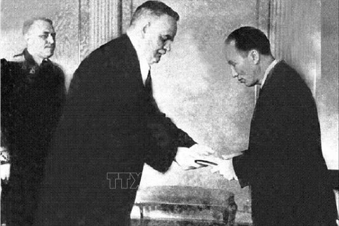 Ngày 10/3/1952, Chủ tịch Hồ Chí Minh đã viết quốc thư, cử ông Nguyễn Lương Bằng làm Đại sứ đầu tiên của Việt Nam tại Liên Xô. Trong ảnh: Đại sứ Việt Nam đầu tiên tại Liên Xô Nguyễn Lương Bằng trình Quốc thư lên Chủ tịch đoàn Chủ tịch Xô viết Tối cao Liên Xô Nikolay Mikhailovich Shvernik, tại Moskva, ngày 23/4/1952. Ảnh: Tư liệu/TTXVN phát